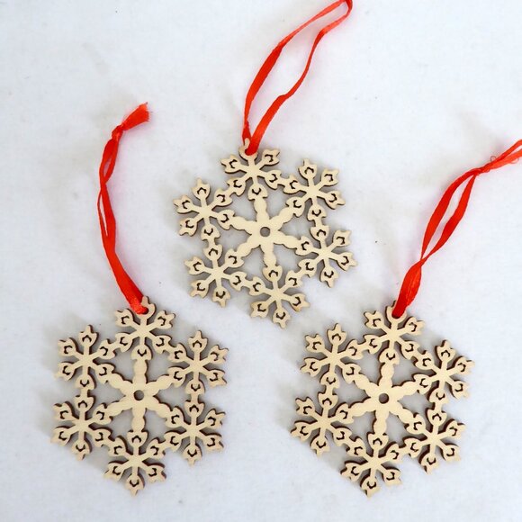 NEW LASER CUT WOOD SNOWFLAKE CHRISTMAS ORNAMENT SET OF 12 - Picture 3 of 9